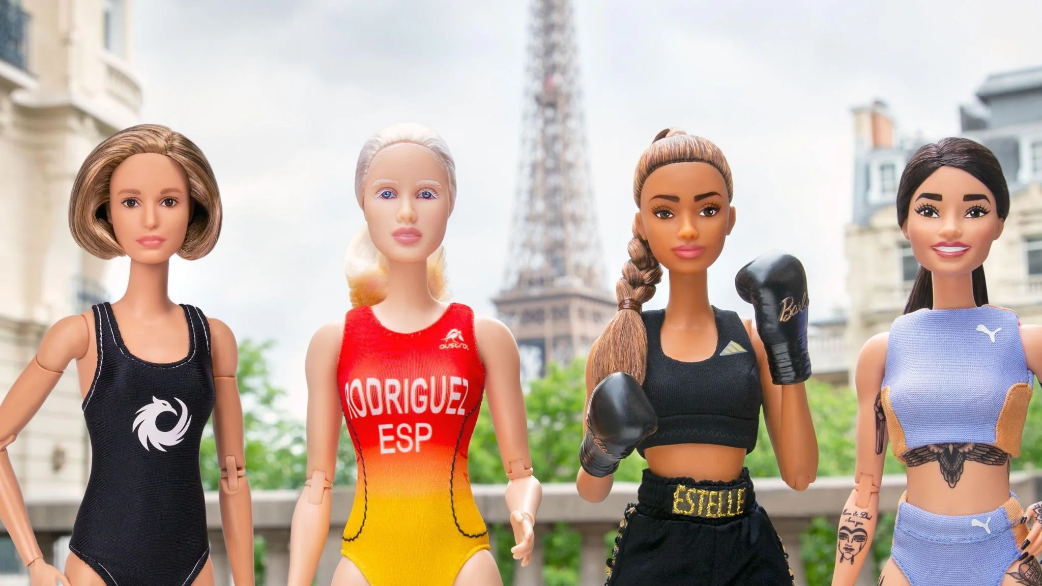 Barbies deportistas de élite Varias muñecas junto a la Torre Eiffel