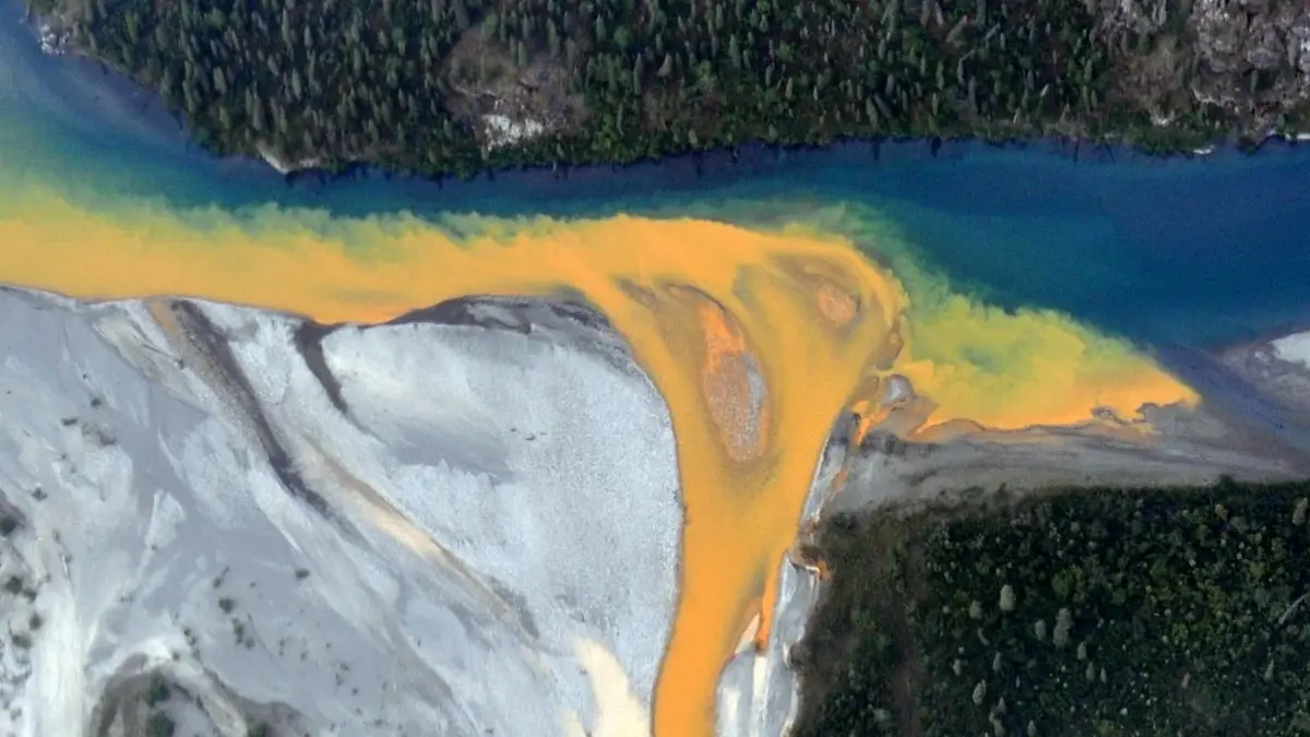 Una vista aérea del río Kutuk en el Parque Nacional Puertas del Ártico de Alaska Una vista aérea del río Kutuk en el Parque Nacional Puertas del Ártico de Alaska