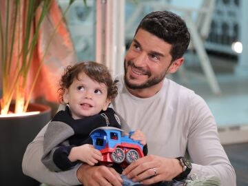 &Ccedil;ağatay deja a todos boquiabiertos con su regalo sorpresa para Halit Can en su segundo cumplea&ntilde;os