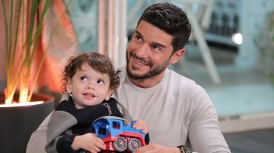 Çağatay deja a todos boquiabiertos con su regalo sorpresa para Halit Can en su segundo cumpleaños