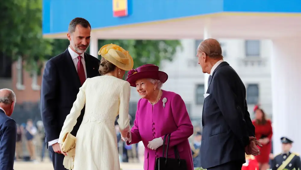 Letizia y Felipe saludando a Isabel II durante su visita oficial en Reino Unido