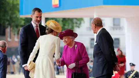 Letizia y Felipe saludando a Isabel II durante su visita oficial en Reino Unido Letizia y Felipe saludando a Isabel II durante su visita oficial en Reino Unido