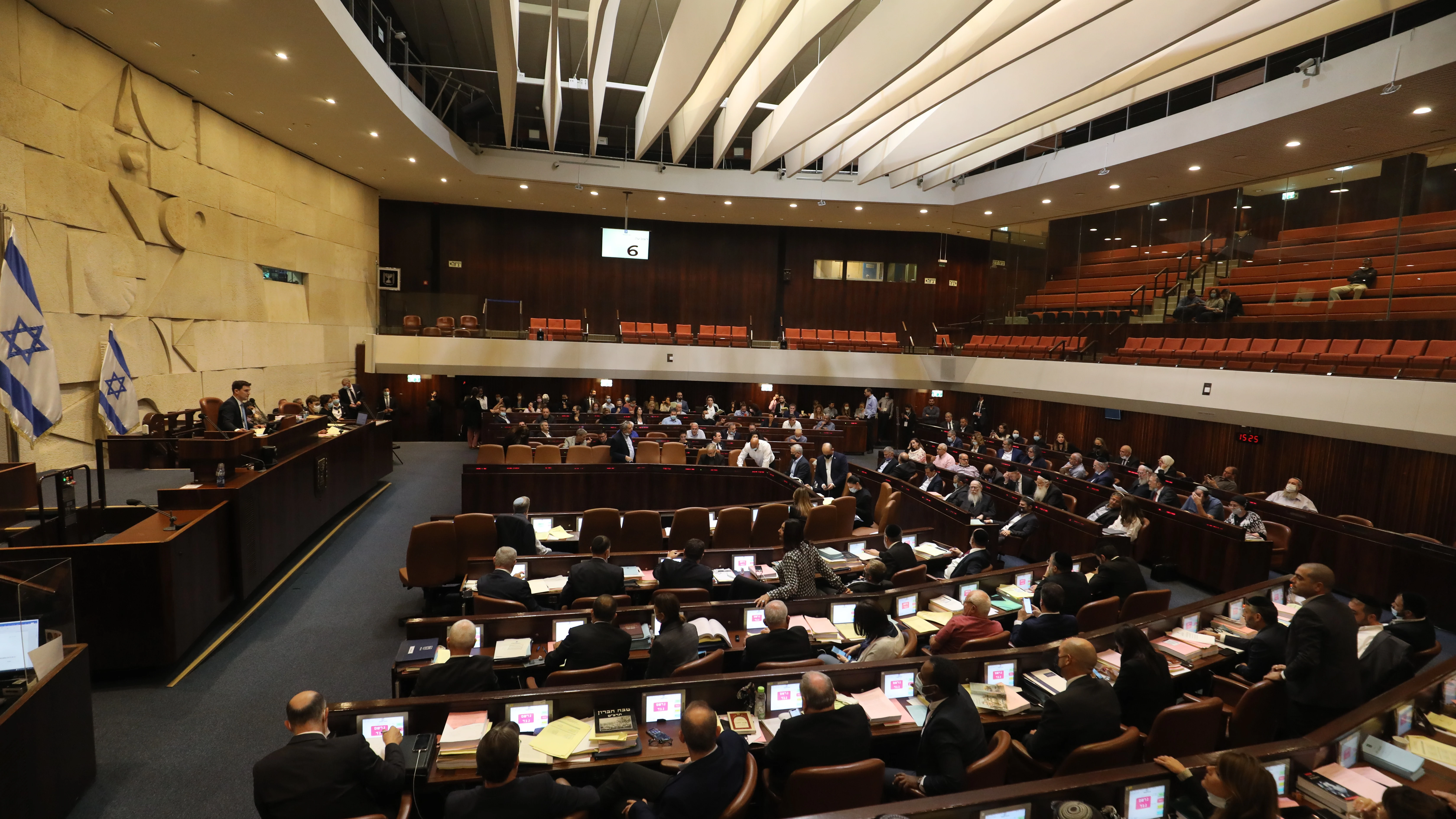 (211104) -- JERUSALEM, Nov. 4, 2021 (Xinhua) -- Photo taken on Nov. 4, 2021 shows a meeting of the Israeli parliament, or Knesset, in Jerusalem. The Israeli parliament approved the 2021 state budget early on Thursday, after three and a half years of a political crisis that prevented the approval of a new spending package. (Foto de ARCHIVO) 04/11/2021