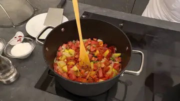 Corta los tomates en dados y añádelos