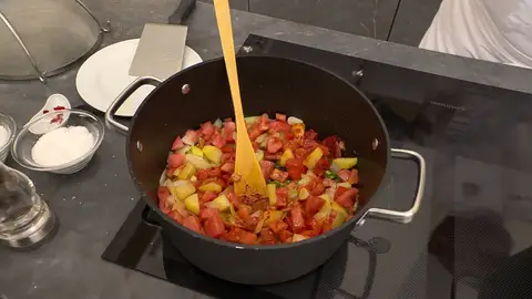 Corta los tomates en dados y añádelos Corta los tomates en dados y añádelos