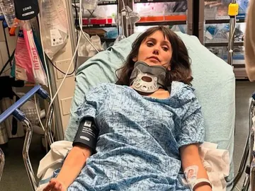 Nina Dobrev en el hospital Nina Dobrev en el hospital