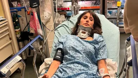 Nina Dobrev en el hospital Nina Dobrev en el hospital