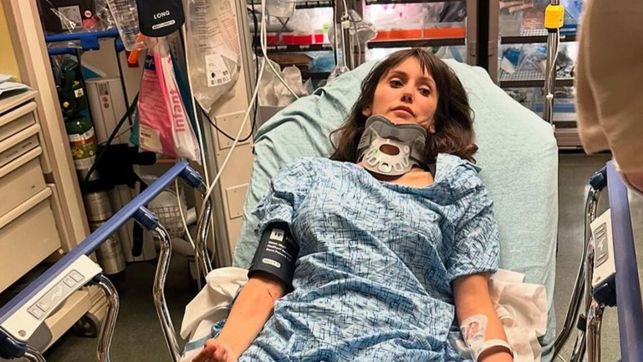 Nina Dobrev en el hospital