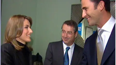 Primera imagen del príncipe Felipe con Letizia Ortiz durante los Premios Príncipe de Asturias 2003 Primera imagen del príncipe Felipe con Letizia Ortiz durante los Premios Príncipe de Asturias 2003