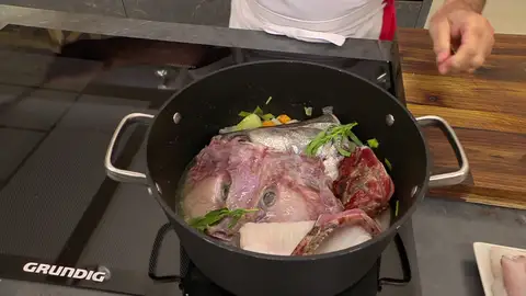 Introduce las cabezas y espinas de los pescados Introduce las cabezas y espinas de los pescados