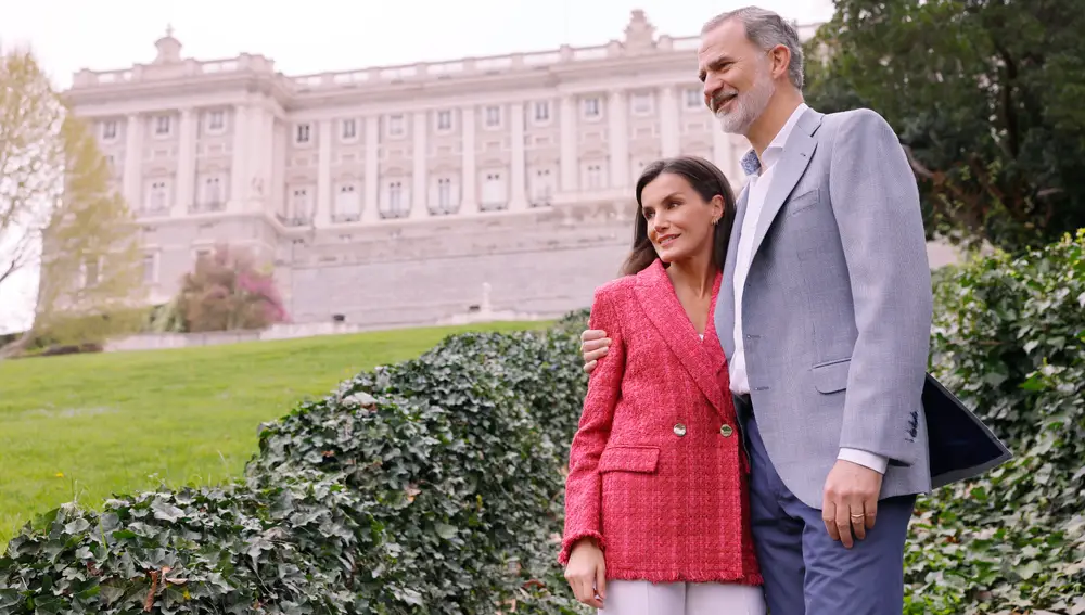 Felipe VI y Letizia en el posado que han protagonizado por su 20 aniversario