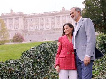 Felipe VI y Letizia en el posado que han protagonizado por su 20 aniversario