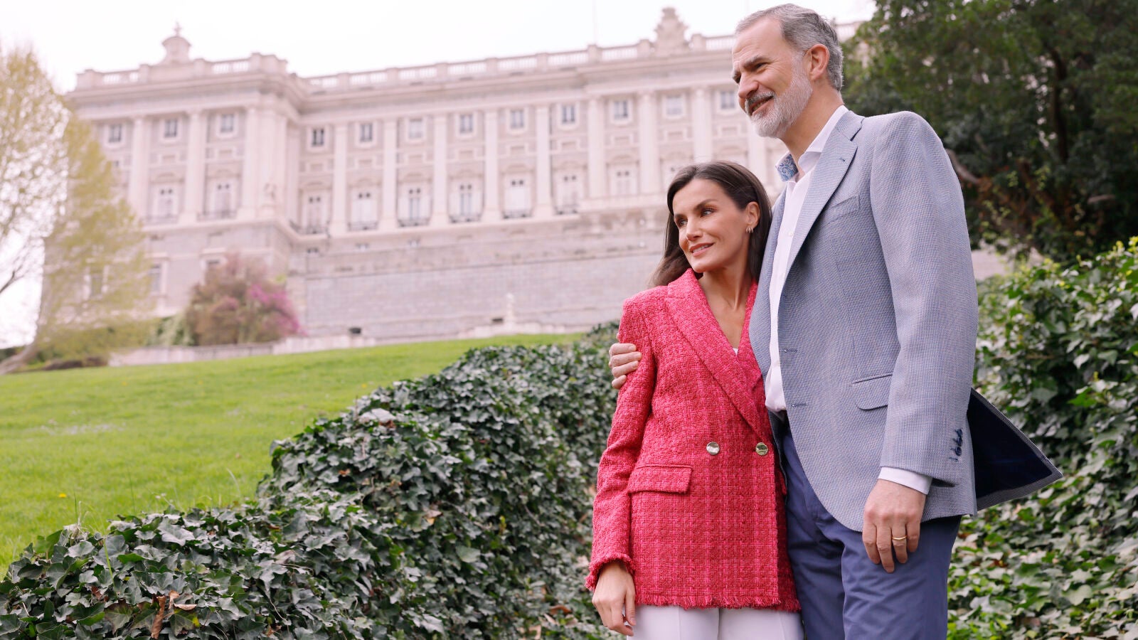 Los gestos de cariño de Felipe VI y Letizia en el posado que han protagonizado por su 20 aniversario de boda junto a sus hijas