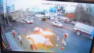 Hombre prende fuego a unos mariachis