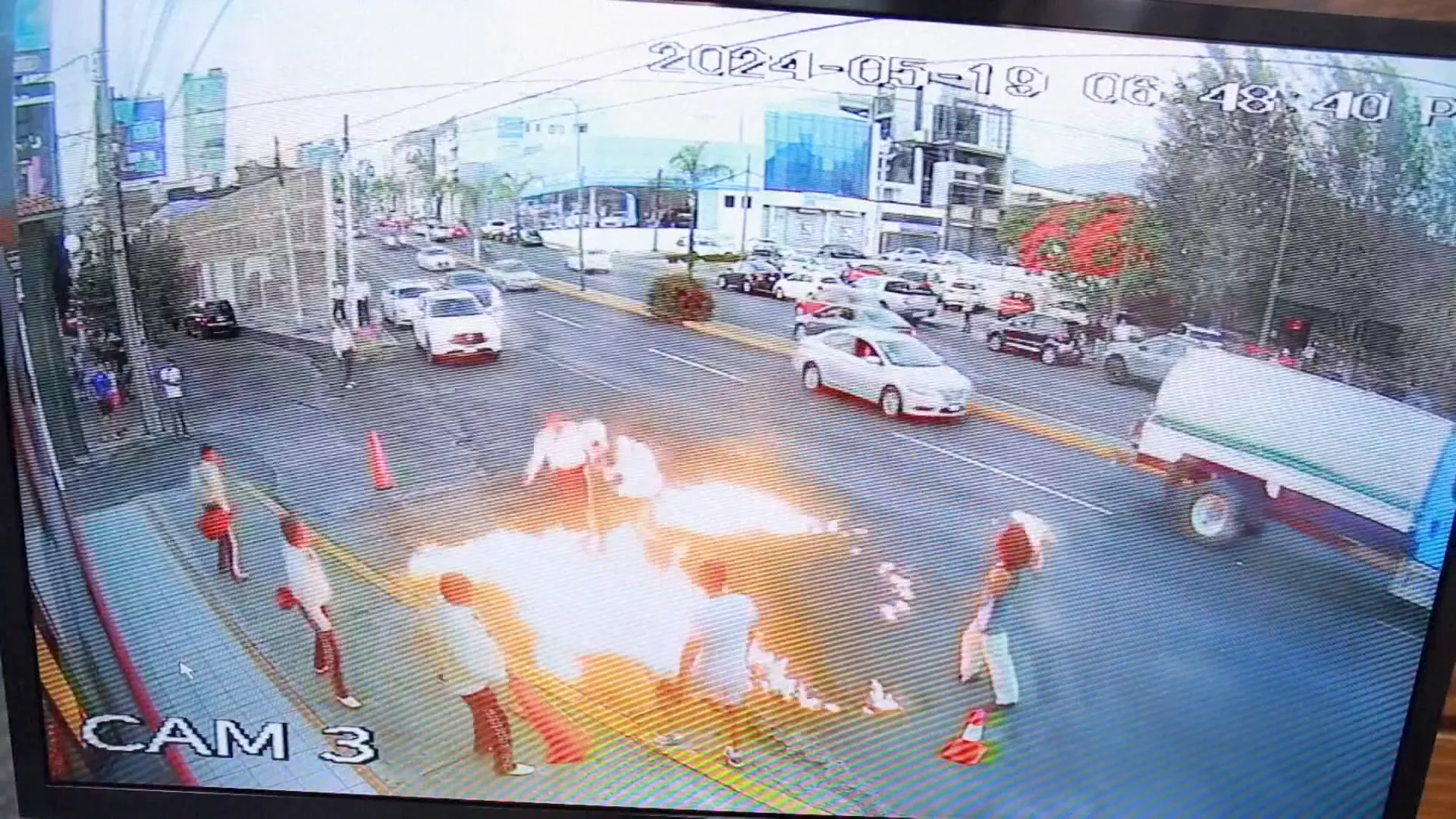 Hombre prende fuego a unos mariachis