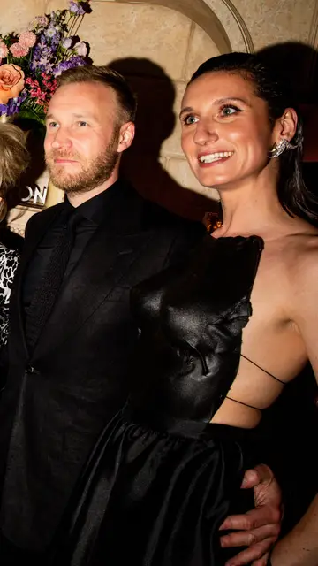 Bessie Carter y Sam Phillips en la premiere de la temporada 3 de Los Bridgerton Bessie Carter y Sam Phillips en la premiere de la temporada 3 de Los Bridgerton