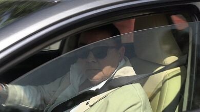 María del Monte, muy seria al volante, sale huyendo de la prensa tras la salida de prisión de su sobrino Antonio Tejado