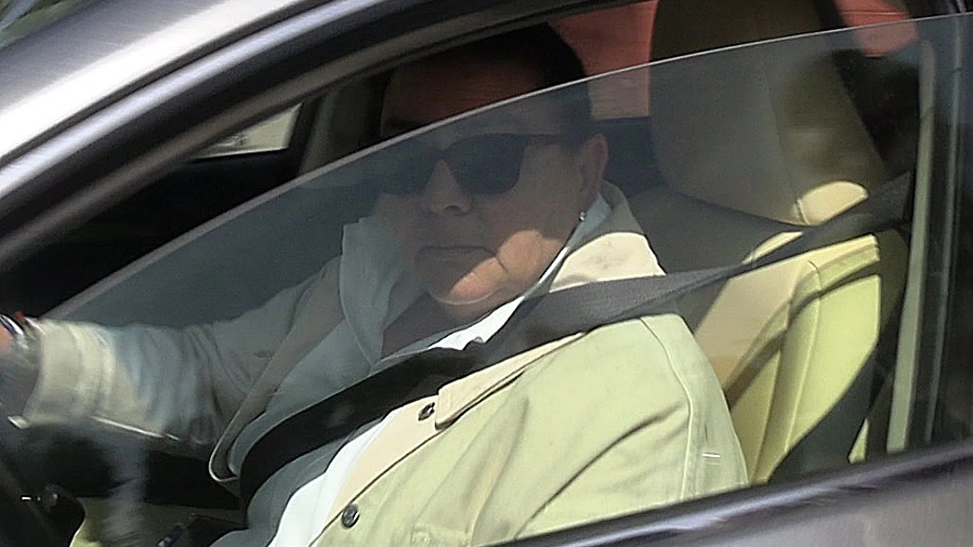 Mar&iacute;a del Monte en su coche 
