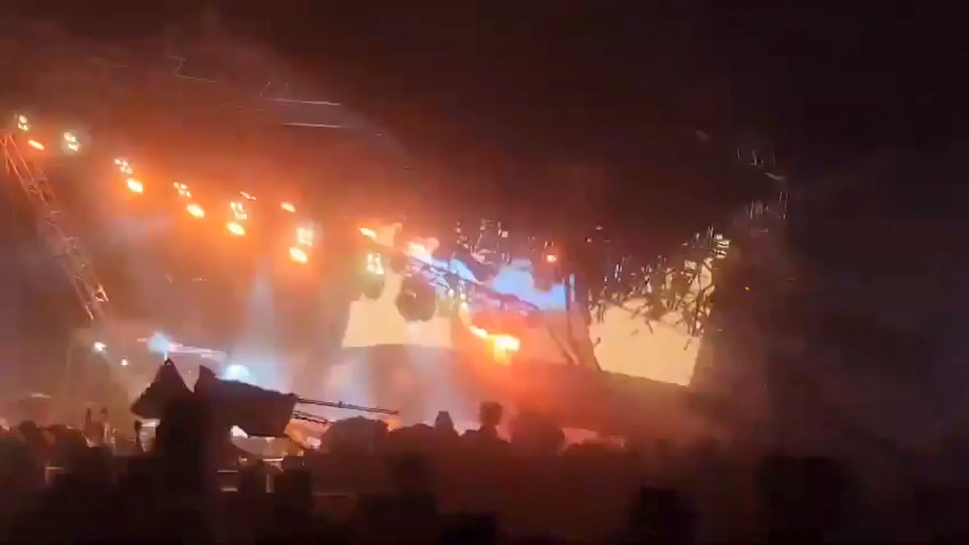 El escenario mientras se viene abajo El escenario mientras se viene abajo