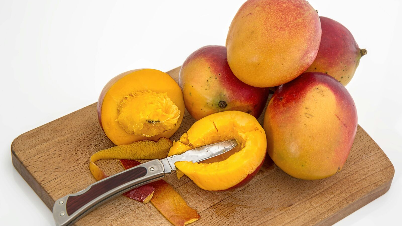 Cómo cortar y pelar el mango para aprovechar al máximo la fruta 