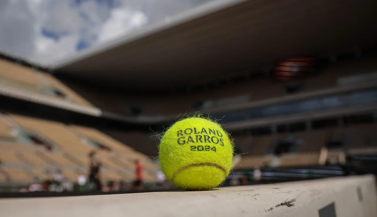 Una pelota de Roland Garros en la pista central 