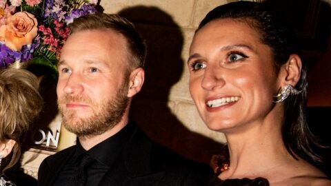 Bessie Carter y Sam Phillips en la premiere de la temporada 3 de Los Bridgerton
