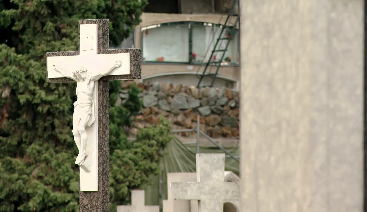 Más de 160 tumbas profanadas por trabajadores del cementerio de Montjuic: &quot;Está siendo un expolio&quot;