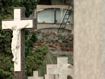 Más de 160 tumbas profanadas por trabajadores del cementerio de Montjuic: "Está siendo un expolio"