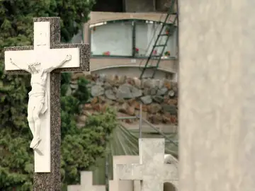 Más de 160 tumbas profanadas por trabajadores del cementerio de Montjuic: "Está siendo un expolio" Más de 160 tumbas profanadas por trabajadores del cementerio de Montjuic: "Está siendo un expolio"