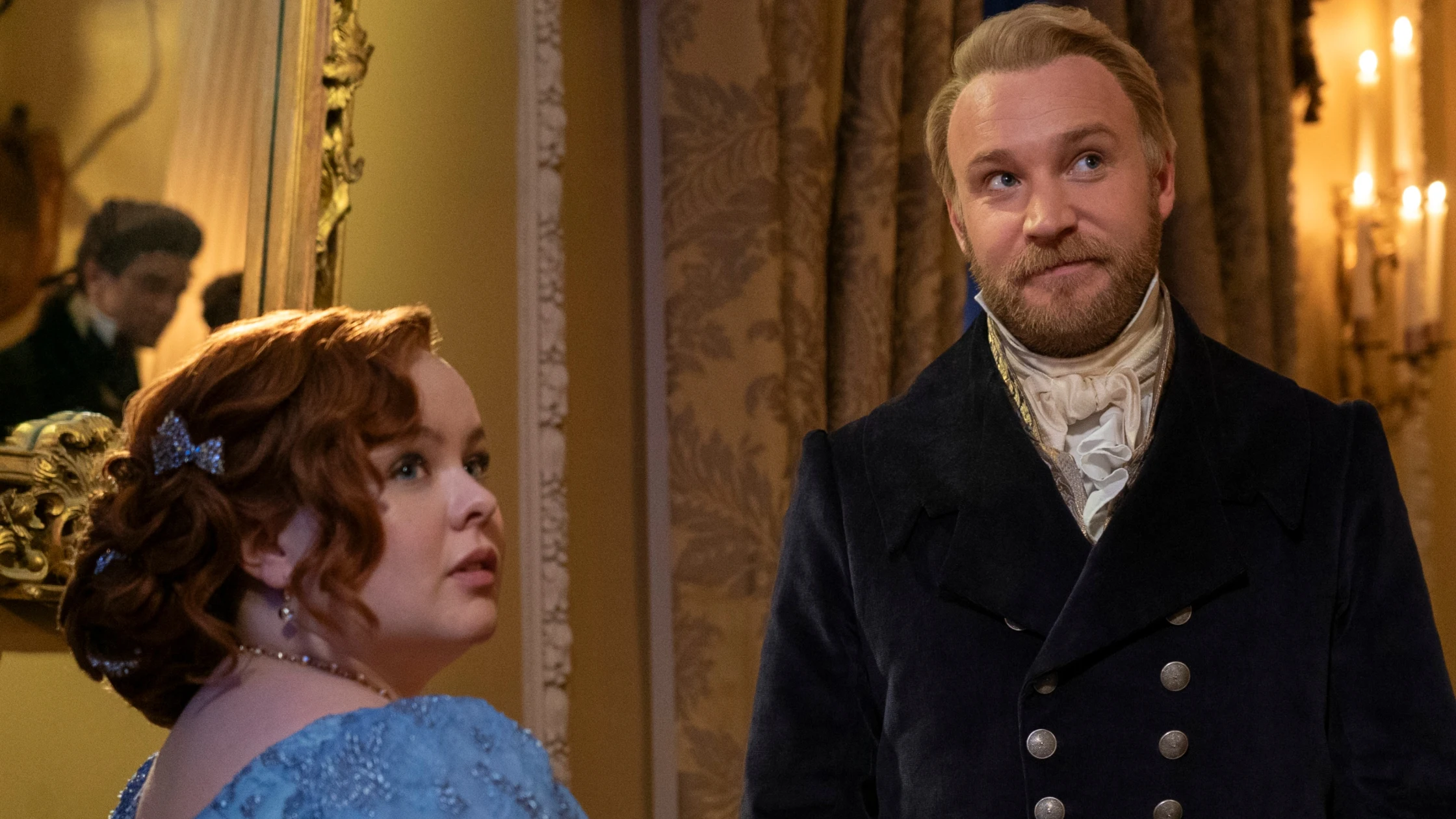 Nicola Coughlan y Sam Phillips como Penelope Featherington y Lord Debling