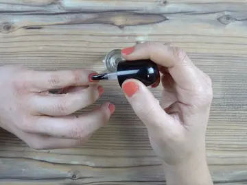 Persona pintando las uñas Persona pintando las uñas