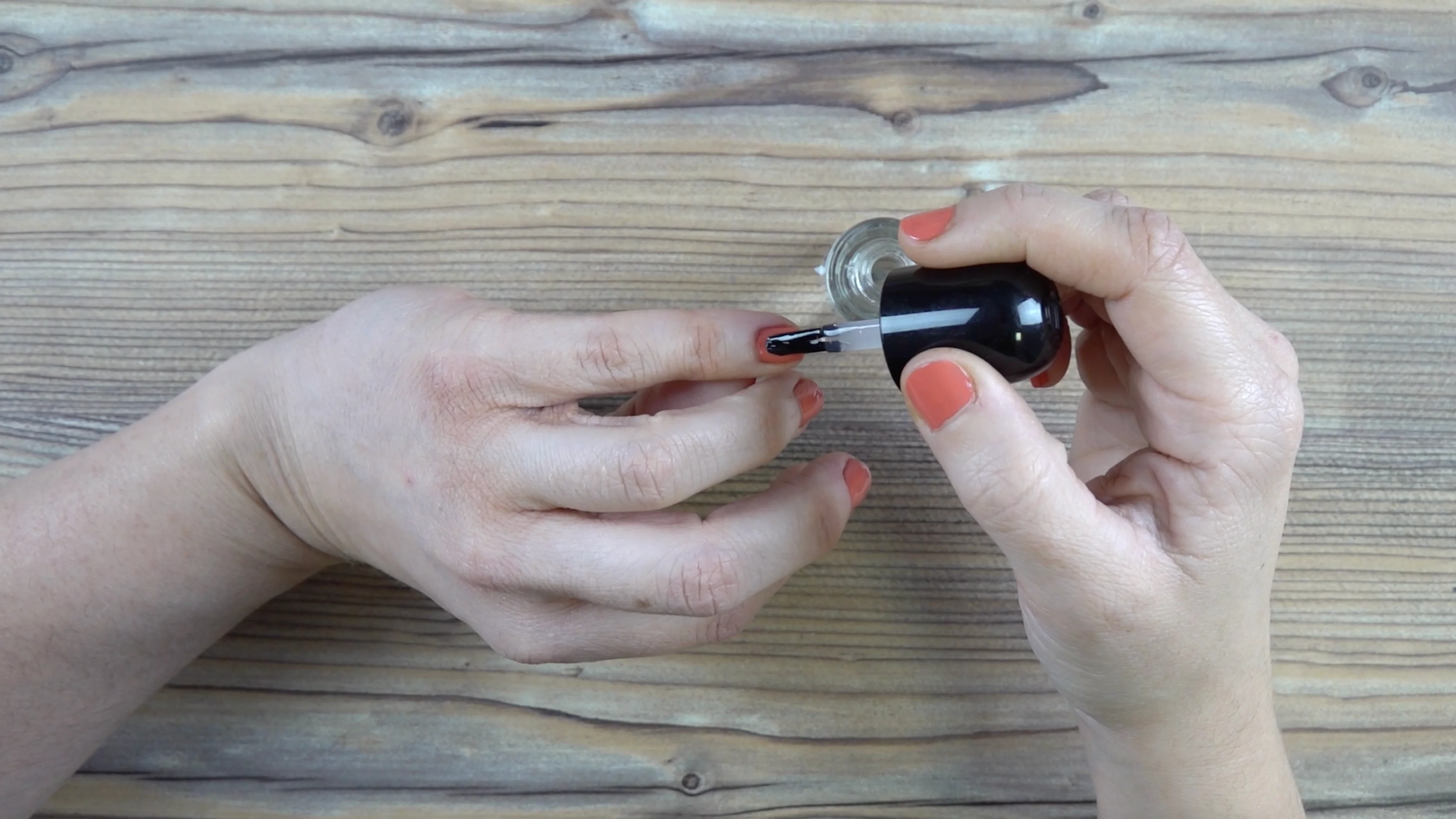 Persona pintando las u&ntilde;as