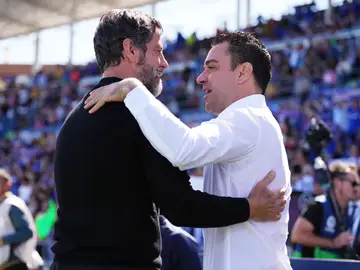 Quique Sánchez Flores saluda a Xavi en el Coliseum Quique Sánchez Flores saluda a Xavi en el Coliseum
