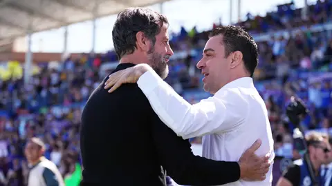 Quique Sánchez Flores saluda a Xavi en el Coliseum Quique Sánchez Flores saluda a Xavi en el Coliseum