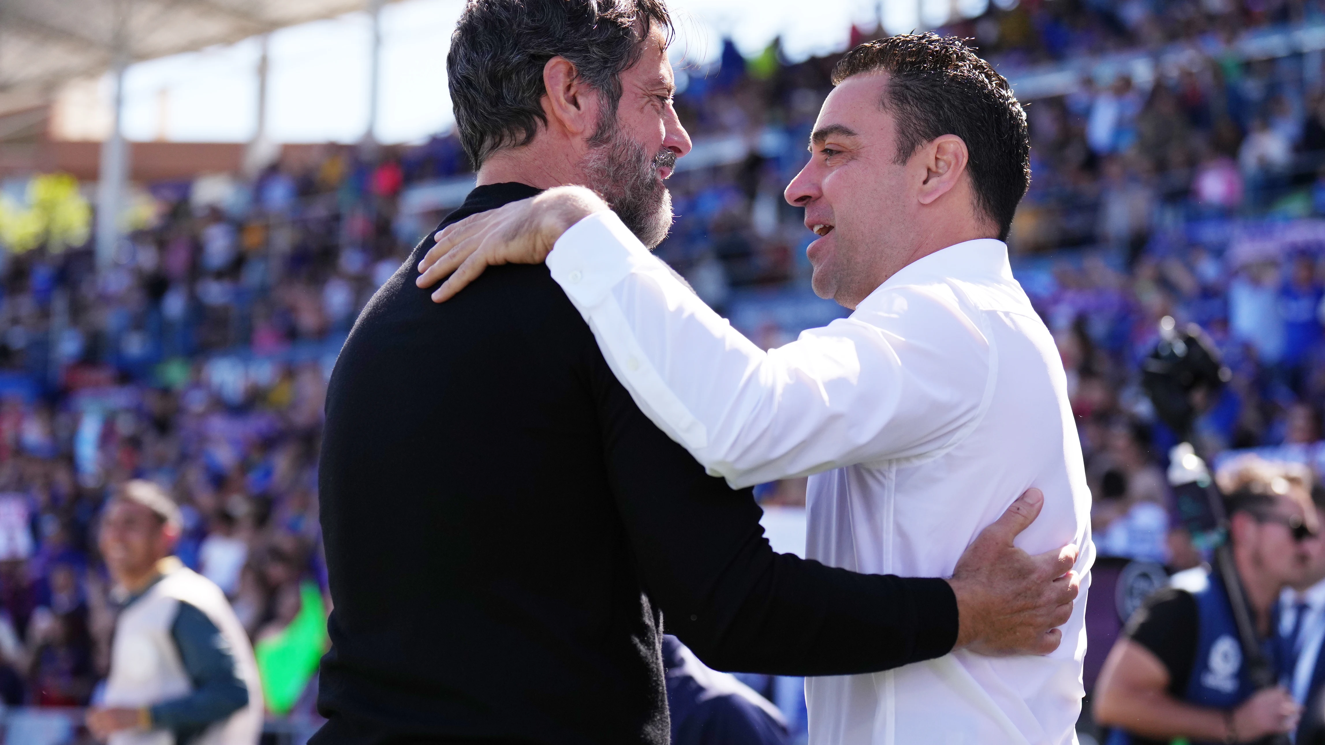 Quique Sánchez Flores saluda a Xavi en el Coliseum Quique Sánchez Flores saluda a Xavi en el Coliseum