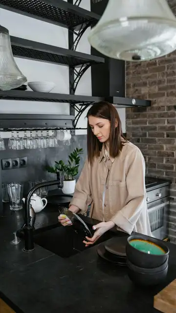 Mujer lavando los platos Mujer lavando los platos