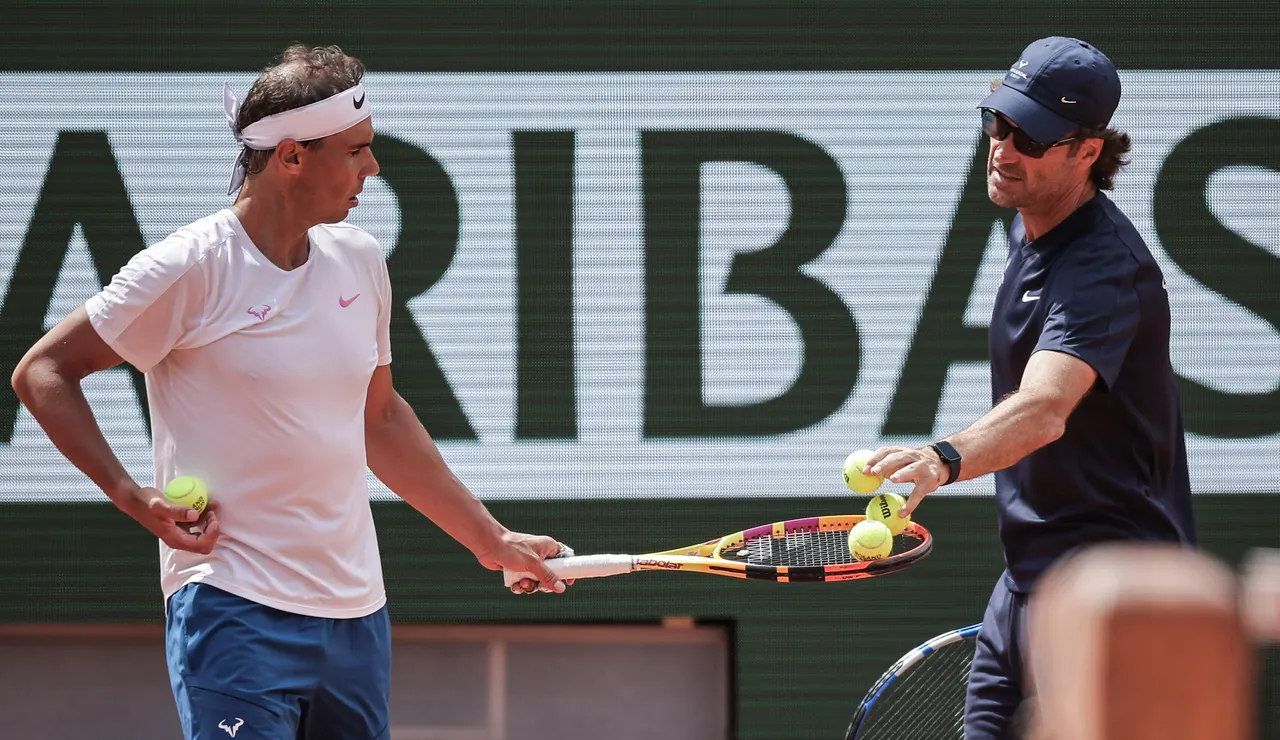 Rafa Nadal, junto a Carlos Moyá, en las instalaciones de Roland Garros