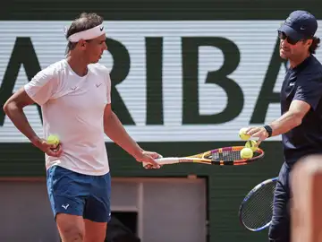 Rafa Nadal, junto a Carlos Moyá, en las instalaciones de Roland Garros Rafa Nadal, junto a Carlos Moyá, en las instalaciones de Roland Garros