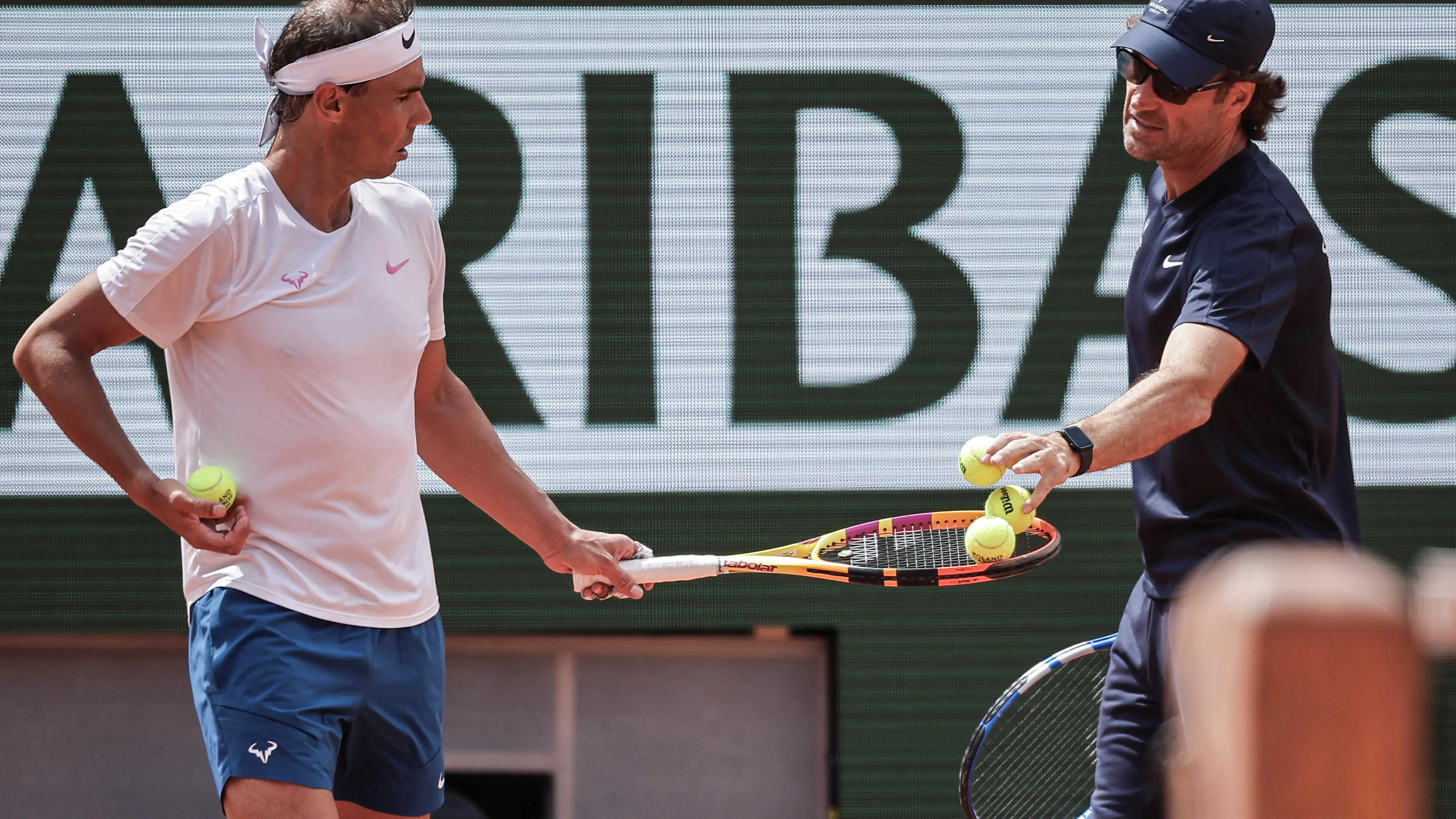 Rafa Nadal, junto a Carlos Moyá, en las instalaciones de Roland Garros Rafa Nadal, junto a Carlos Moyá, en las instalaciones de Roland Garros