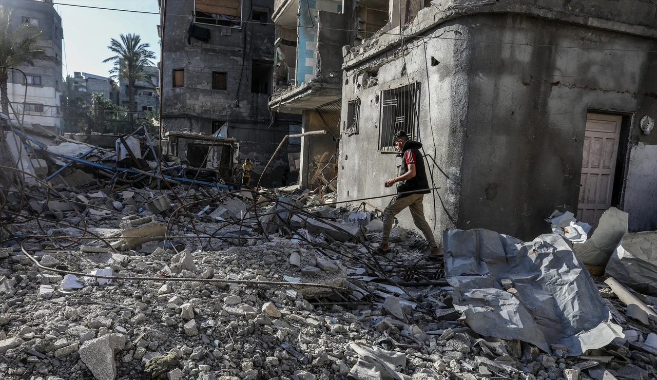 Desplazado de Rafah junto a un edificio destruido por aviones israelíes