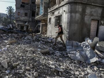 Desplazado de Rafah junto a un edificio destruido por aviones israelíes