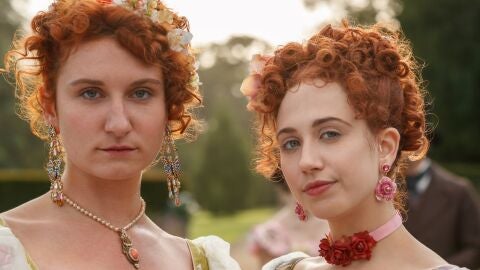Bessie Carter como Prudence Featherington y Harriet Cains como Philipa Featherington en Los Bridgerton