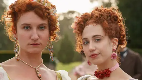 Bessie Carter como Prudence Featherington y Harriet Cains como Philipa Featherington en Los Bridgerton Bessie Carter como Prudence Featherington y Harriet Cains como Philipa Featherington en Los Bridgerton