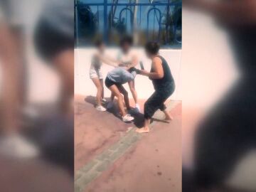 Una abuela alimenta una brutal pelea entre tres niñas de 11 años en Nerja: "Como madre estoy indignada"
