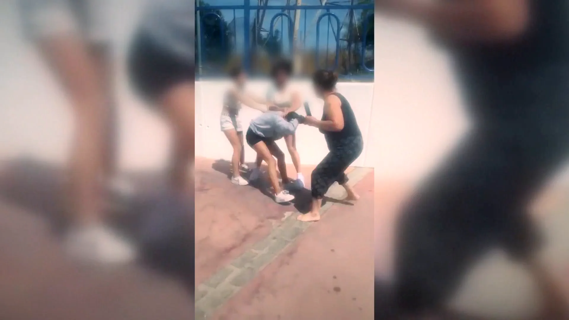 Una abuela alimenta una brutal pelea entre tres niñas de 11 años en Nerja: "Como madre estoy indignada" Una abuela alimenta una brutal pelea entre tres niñas de 11 años en Nerja: "Como madre estoy indignada"