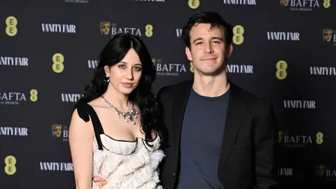 Harriet Cains y Luke Thompson en la fiesta de Vanity Fair Harriet Cains y Luke Thompson en la fiesta de Vanity Fair