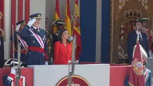 Los reyes Felipe VI y Letizia Ortiz en el desfile de las Fuerzas Armadas