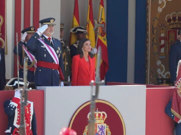 Los reyes Felipe VI y Letizia Ortiz en el desfile de las Fuerzas Armadas