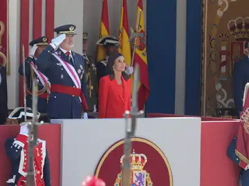 Los reyes Felipe VI y Letizia Ortiz en el desfile de las Fuerzas Armadas Los reyes Felipe VI y Letizia Ortiz en el desfile de las Fuerzas Armadas