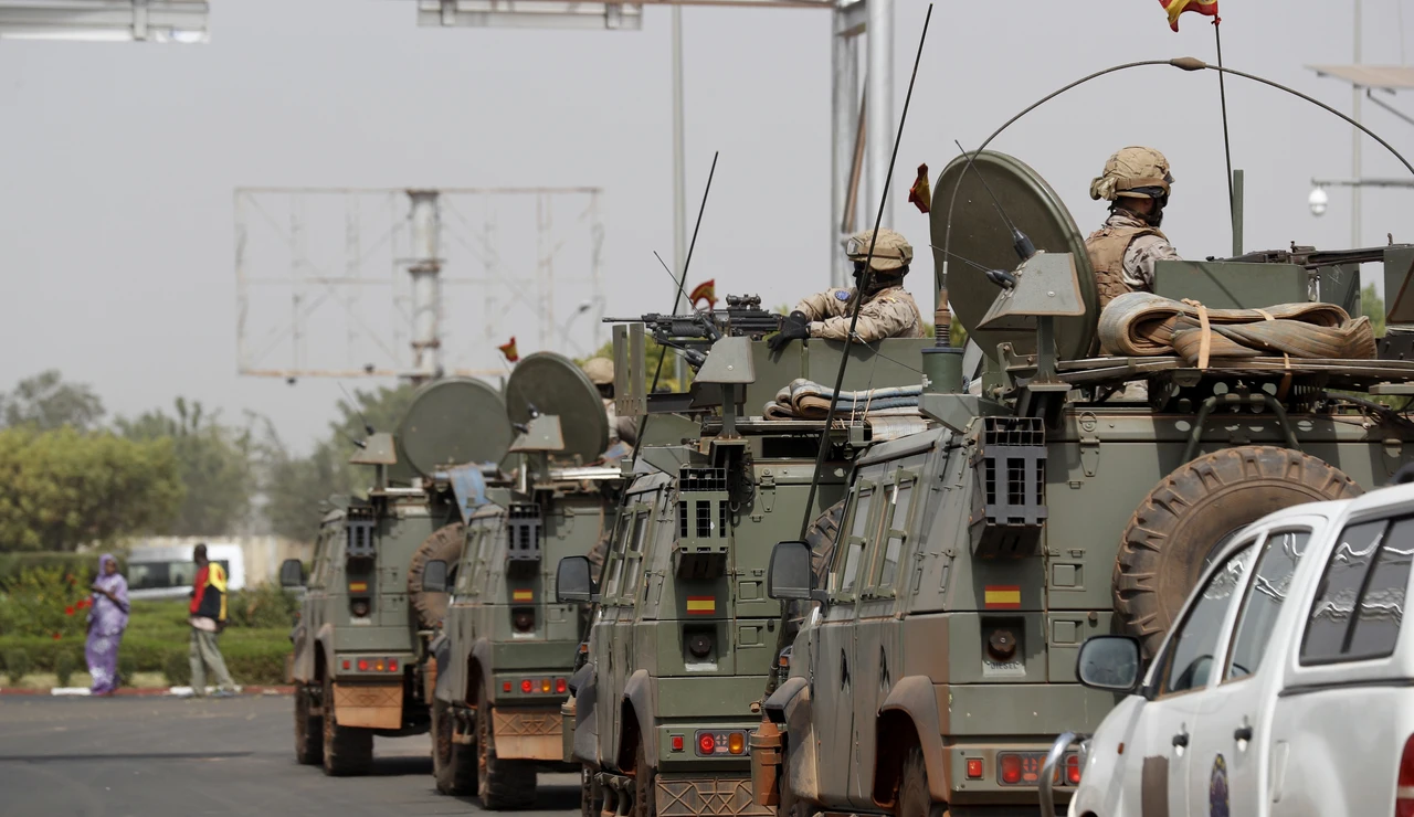 Tropas de Regulares de España patrullan la base de Mali